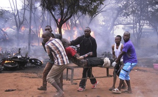 Un blessé évacué après l'explosion d'un camion citerne en Tanzanie le 10 août 2019.
