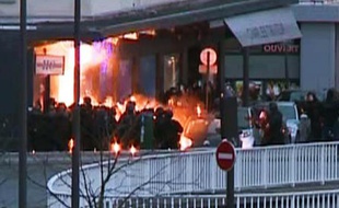 Capture d'écran d'une vidéo AFP de l'assaut contre l'Hyper Cacher le 9 janvier 2015 à Paris