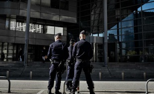 Des policiers se tiennent devant le palais de justice de Grenoble, le 2 novembre 2015