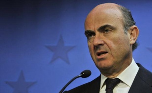 Le gouvernement espagnol a annoncé vendredi la création d'un fonds public d'un maximum de 18 milliards d'euros pour aider les régions qui ne peuvent payer leur dette, en échange de conditions sévères pour réduire leur déficit.