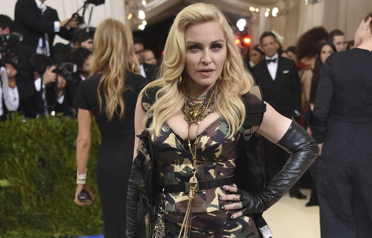 Madonna se montre sans maquillage... La culotte très échancrée d