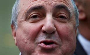 L'ex-oligarque russe Boris Berezovski retrouvé mort à Londres où il vivait en exil, avait bien écrit à Vladimir Poutine pour demander son pardon, affirme sa compagne dans un entretien publié lundi à Moscou, excluant par ailleurs l'hypothèse d'un suicide.