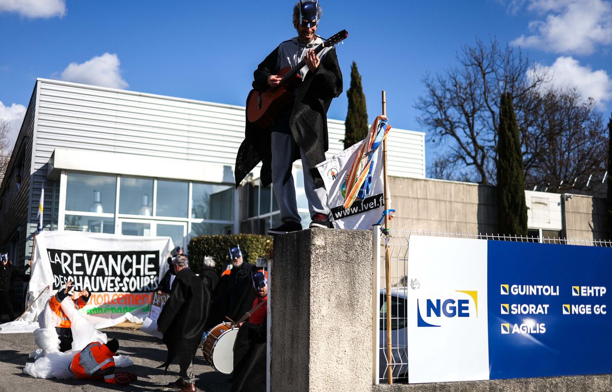 Toulouse : Déguisés en Batman, les opposants à l'autoroute A69 se font justiciers de la biodiversité