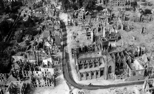 La ville de Vire a été détruite à 95% par les bombardements alliés au soir du 6 juin 1944