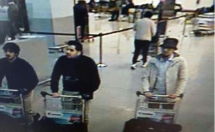 Photo fournie le 22 mars 2016 par la police fédérale belge à la demande du procureur fédéral montre une image prise par les caméras de sécurité montrant des suspects de l'attentat à l'aéroport de Bruxelles à Zaventem