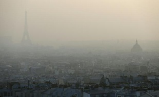 Photo prise le 11 mars 2014 de la Tour Eiffel et de Paris à travers un nuage de pollution