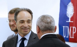 Le secrétaire général de l'UMP, Jean-François Copé, a estimé lundi que le candidat PS à l'Elysée, François Hollande, avait décliné sur tous les registres "le cadeau de Noël", la veille lors de son premier grand meeting de campagne au Bourget.