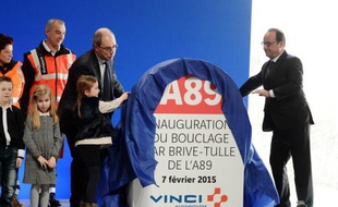 Le président François Hollande (d) et le président des concessions autoroutières de Vinci, Pierre Coppey, inaugurent une portion d'autoroute entre Brive et Tulle, en Corrèze, le 7 février 2015