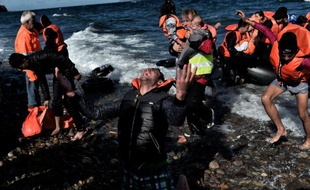 Des migrants arrivent sur l'île grecque de Lesbos le 28 octobre 2015. 4 bateaux ont chaviré, faisant plusieurs morts dans la journée