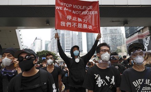 Après une manifestation monstre dimanche, quelques manifestants bloquaient toujours une autoroute urbaine à Hong-Kong lundi matin. Ils ont quitté les lieux.