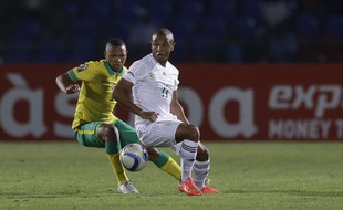 L'algérien Yacine Brahimi (dr.), devant le sud-africain Andile Jali, lors du match pour la CAN du 19 janvier 2015.