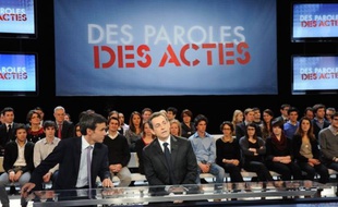 David Pujadas et Nicolas Sarkozy sur le plateau de «Des paroles et des actes», sur France 2, le 6 mars 2012.