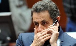 Nicolas Sarkozy au téléphone lors d'un sommet de l'Union européenne à Bruxelles, le 11 décembre 2009.