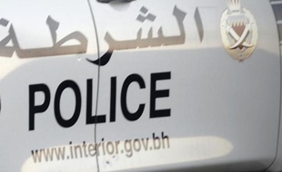 Un policier a été tué dans une attaque à la bombe à Bahreïn où des milliers de personnes ont défilé samedi dans le calme près de Manama à l'appel de l'opposition qui commémorait la contestation le 14 février 2011.