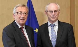 L'actuel président du Conseil européen Herman Van Rompuy (d) et le futur président de la Commission Jean-Claude Juncker (g), le 3 juillet 2014 à Bruxelles