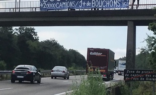 Des militants anti-GCO sur le pont de Schlierbach ce jeudi matin.