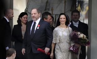 Harvey Weinstein, en compagnie de son épouse, quitte le palais de l'Elysée après avoir reçu la Légion d'honneur, le 7 mars 2012.