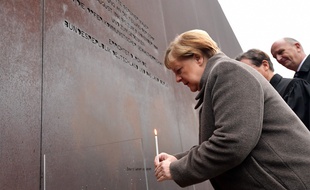 Angela Merkel au Mémorial du mur de Berlin, le 9 novembre 2019. (Tobias SCHWARZ / AFP)