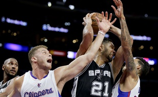 Tim Duncan s'impose lors du match entre les Los Angeles Clippers et les San Antonio Spurs le 22 avril 2015.