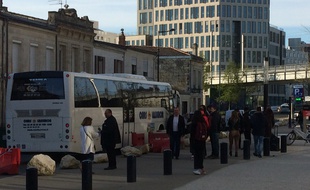 Des bus sont mis à la disposition des voyageurs en remplacement des TER, côté Belcier.