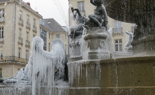 Les statues sont décorées de stalactites.