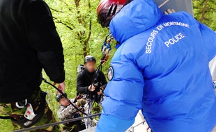 Les CRS forment des membres du Raid aux techniques d'interpellation en hauteur le19 mai 2015 en Haute-Savoie