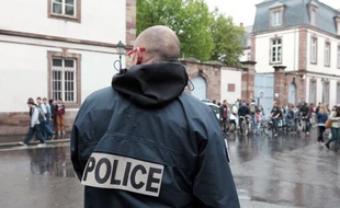 Un jeune homme de 17 ans, présentant une "forte ressemblance" avec la photo du l'internaute suspecté d'avoir menacé depuis un cybercafé de Strasbourg de commettre une fusillade dans un lycée, a été interpellé dimanche après-midi en Haute-Saône, a indiqué à l'AFP une source proche de l'enquête.