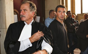 L'avocat Noël Mamère et son client Olivier Besancenot dans l'affaire Taser en octobre 2008 au Tribunal de grande instance de Paris.