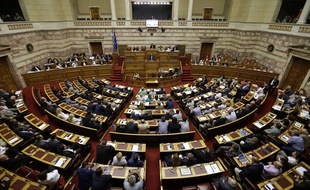 Le Premier ministre grec Alexis Tsipras s'exprime devant le Parlement à Athènes, le 11 juillet 2015.