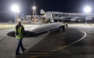 L'avion solaire Solar Impulse 2 est chargé dans un avion-cargo qui l'emmènera à Abou Dhabi, le 5 janvier 2015 à Payerne en Suisse