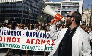 Des manifestants devant le Parlement grec, à Athènes, le 9 février 2011.