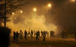 La police a distribué mardi à Villiers-le-Bel (Val-d'Oise) des tracts appelant d'éventuels témoins de "coups de feu tirés contre des policiers" lors des violences qui ont éclaté dans la ville, à témoigner anonymement et contre une rémunération à hauteur de "plusieurs milliers d'euros", a-t-on appris de source policière.