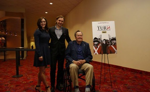 L'ancien président George H.W. Bush, et l'actrice Heather Lind