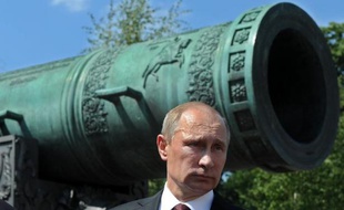 Le président russe Vladimir Poutine devant le canon du tsar au Kremlin à Moscou le 31 juillet 2014