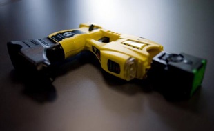 Un pistolet à impulsion électrique Taser.