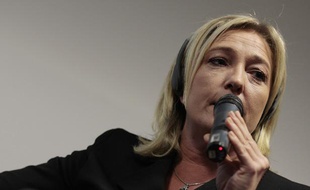 Marine Le Pen serre la main de Vittorio di Dio, conseiller municipal de Vérone (Italie), le 21 octobre 2010. A leur droite, un autre conseiller municipal de la ville, Elio Insacco. A leur gauche, Massimo Mariotti, membre de la «Droite sociale» italienne.