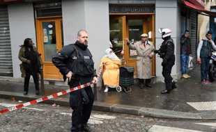 La police dans le quartier de la Goutte d'Or, près du boulevard Barbès à Paris, le 7 janvier 2016 après l'attaque d'un commissariat par un homme armé d'un couteau