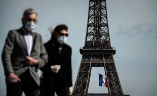 Illustration: Des passants portent un masque le 11 mai 2020 à Paris.