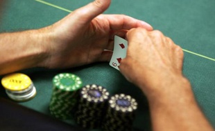 Un tournoi de poker dans un cercle de jeux le 13 juin 2006 à Paris