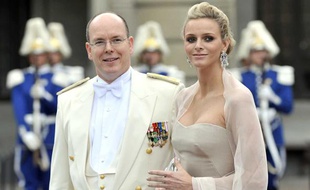 Le Prince Albert II de Monaco et sa fiancée, Charlene Wittstock, lors du mariage de la Princesse Victoria de Suède et Daniel Westling, à la cathédrale de Stockholm, le 19 juin 2010.