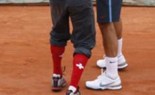 Un homme s'introduit sur le central de Roland-Garros et tente de coiffer Federer aux couleurs bâloises, le 7 juin 2009...