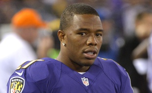 Le joueur de football américain, Ray Rice, a été suspendu «indéfiniment» par la NFL et remercié par son club, le 8 septembre 2014, dans une affaire de violences conjugales.