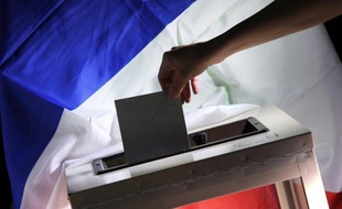 Les médias violeront-ils dimanche la loi interdisant de publier des estimations de résultats avant 20H00 ?: la quasi-totalité jurent qu'ils n'en prendront pas l'initiative, mais si un seul d'entre eux brave l'interdit, leurs bonnes résolutions pourraient s'effondrer.