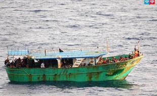 Migrants secourus à bord d'un bateau au large de la Sicile, le 30 octobre 2013