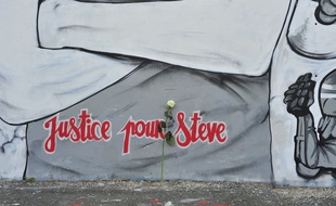 Détail d'une fresque en hommage à Steve Maia Caniço