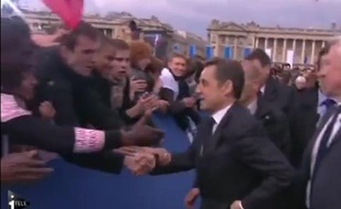 Capture d'écran d'une vidéo d'I>Télé, montrant Nicolas Sarkozy cacher sa montre, le 15 avril 2012.