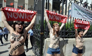 Trois militantes Femen ont été interpellées mercredi matin à Tunis après une action seins nus, une première dans le monde arabe, en soutien à une militante tunisienne détenue depuis le 19 mai, selon un journaliste de l'AFP.