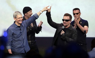 Le PDG d'Apple Tim Cook, à gauche, et le chanteur de U2, Bono, lors de la keynote de la firme à la pomme le 9 septembre 2014.