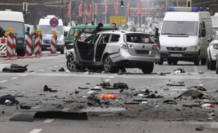 La voiture a explosé en pleine rue.