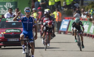 Le Français Julian Alaphilippe (Quick-Step) passe la ligne d'arrivée en tête lors de la 8e étape de la Vuelta, à Xorret de Cati, le 26 août 2017.